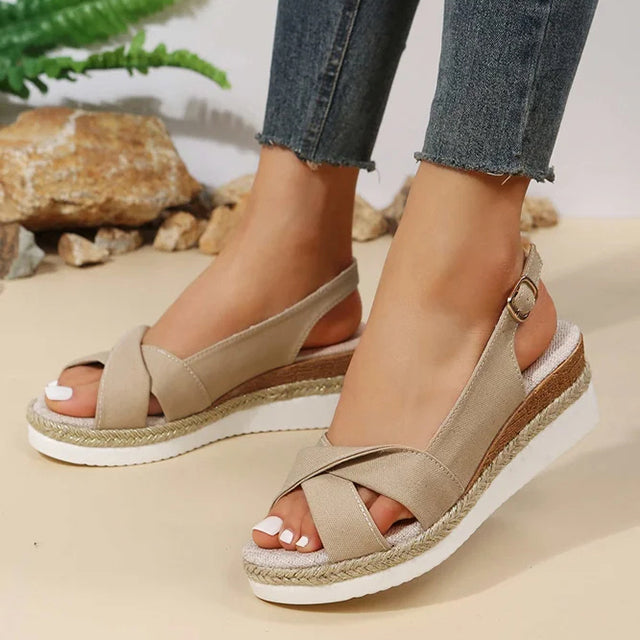 Luxe dames sleehaksandalen Romy in beige, ontworpen voor comfort en tijdloze zomerse stijl en elegantie.