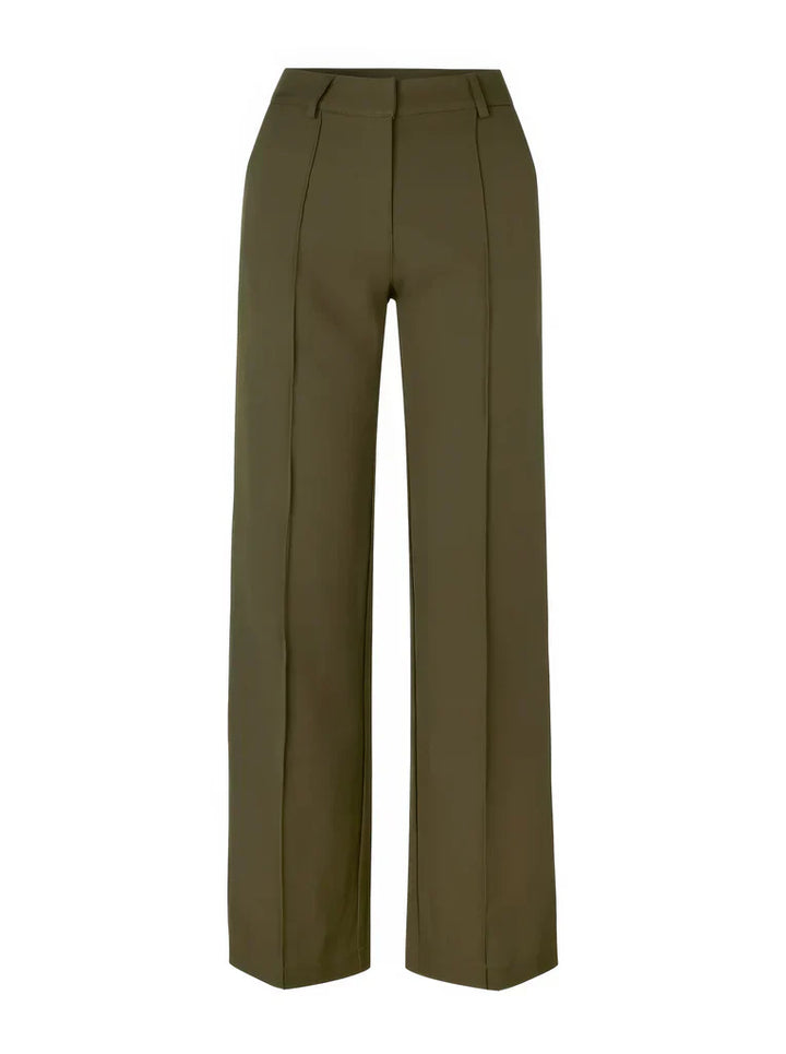 Vloeiende Hoymans slim fit dames pantalon met wijde pijpen, comfortabel en elegant in beweging.
