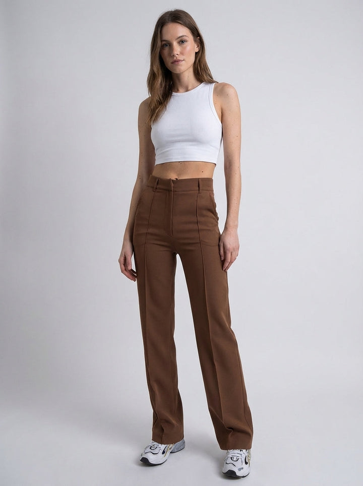 Deze comfortabele Hoymans dames pantalon, slim fit met wijde pijpen, is een modieuze en zakelijke keuze.