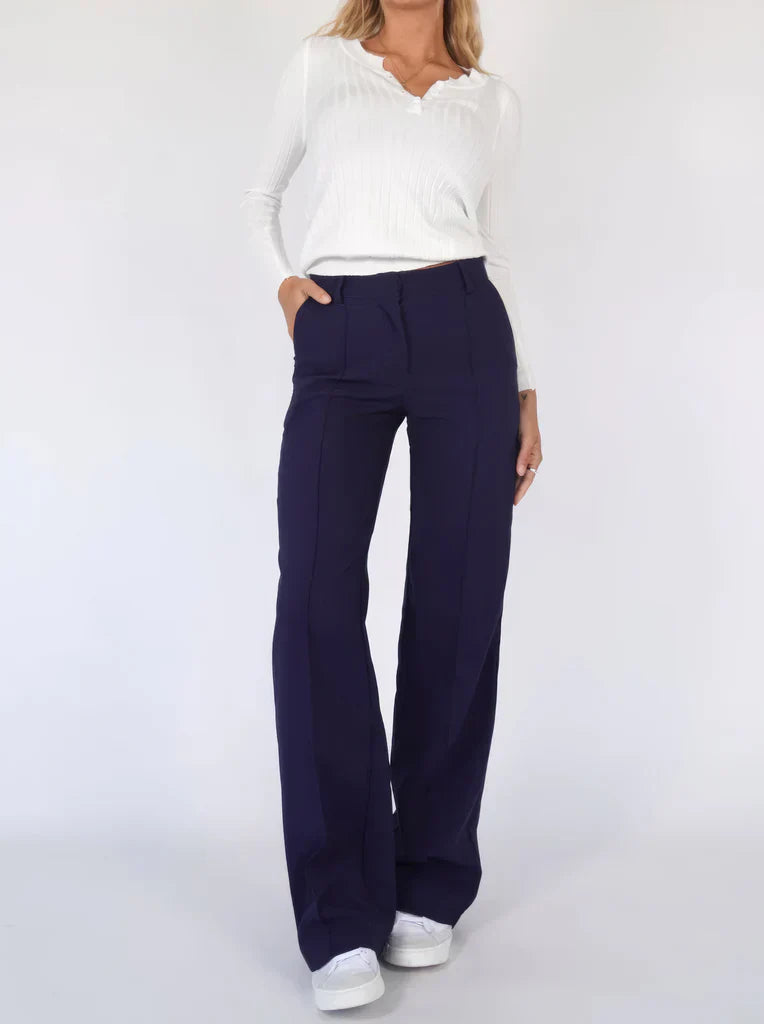 Comfortabele Hoymans dames pantalon van polyester, slim fit met stijlvolle wijde pijpen.