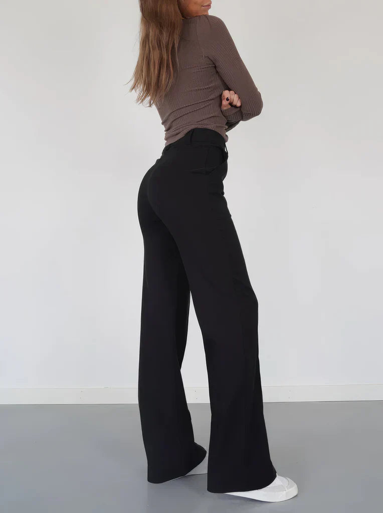 Een veelzijdige Hoymans slim fit dames pantalon met wijde pijpen, elegant en tijdloos.