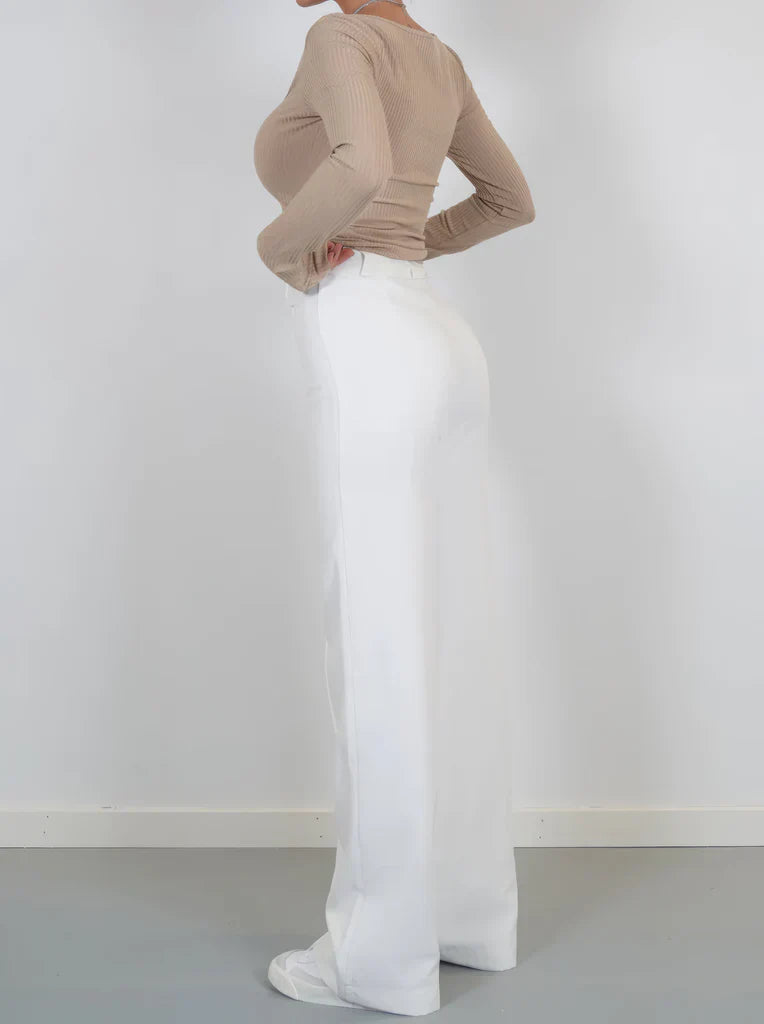 Modieuze Hoymans dames pantalon, slim fit met wijd uitlopende pijpen, voor een moderne zakelijke look.