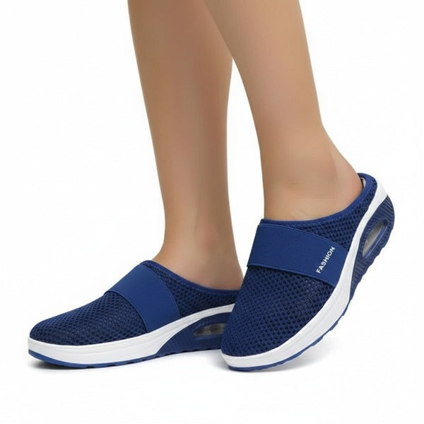 Dames blauwe slip-on slippers met witte wigzool en luchtkussen