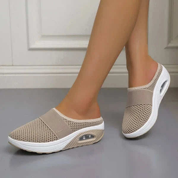 Beige dames slip-on slippers met brede band en sportieve zool