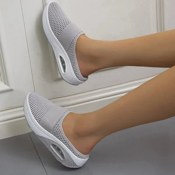 Comfortabele damesslippers met wigzool en open teen