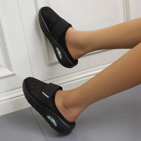 Zwarte slip-on zomerschoenen met dempende luchtkussen zool
