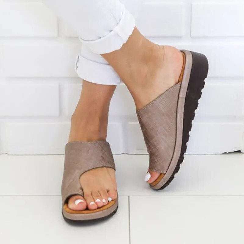 Modieuze dames teenslippers in diverse kleuren, comfortabel met goede voetondersteuning voor elke dag.