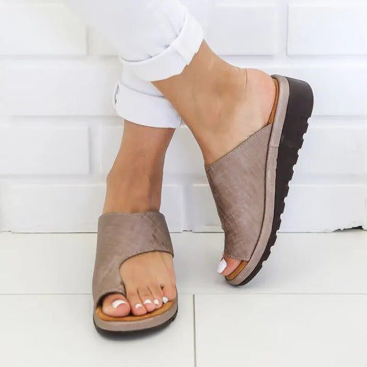 Modieuze dames teenslippers in diverse kleuren, comfortabel met goede voetondersteuning voor elke dag.