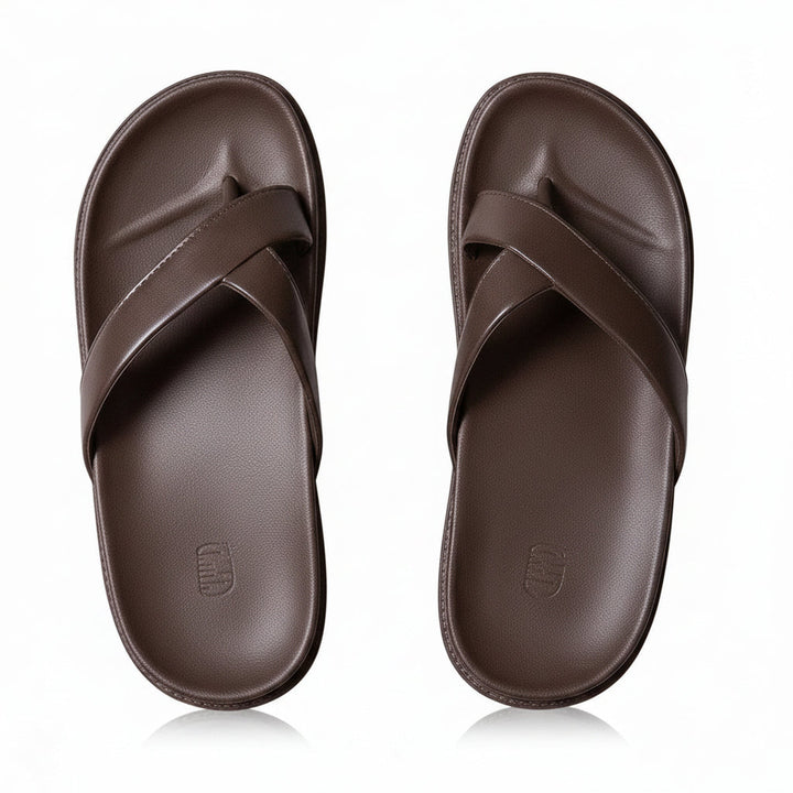 Bruine dames slippers met gekruiste banden en plateauzool van boven gezien