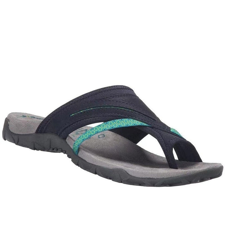 Zijaanzicht van dames slippers met dik orthopedisch voetbed dat de voetboog ondersteunt.