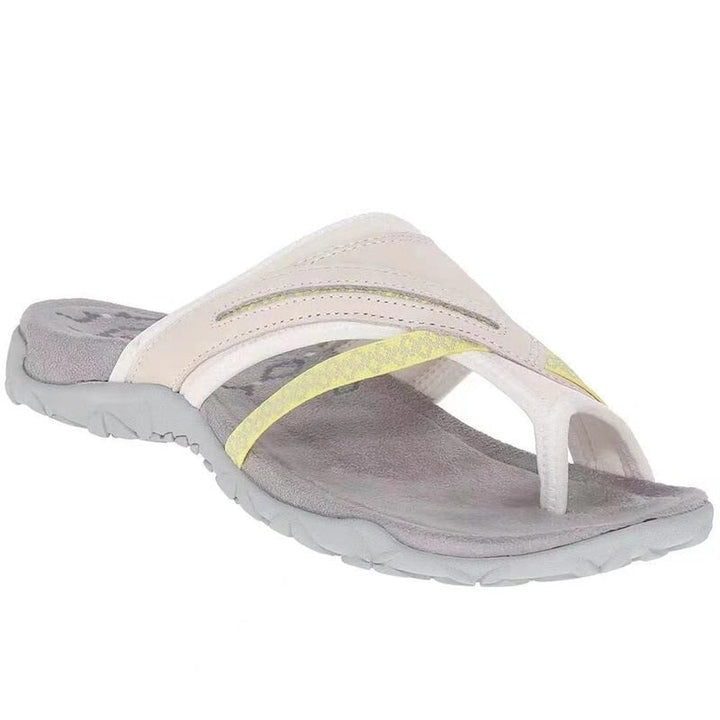 Close-up van het orthopedisch voetbed van dames slippers, biedt demping en stabiliteit.