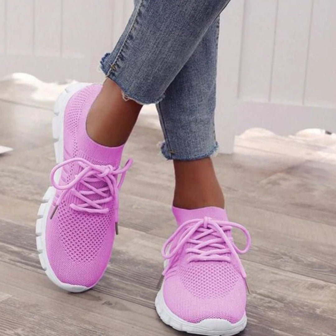 Vrouw draagt KellysSneaks dames sneakers, comfortabel en stijlvol voor een actieve dag.