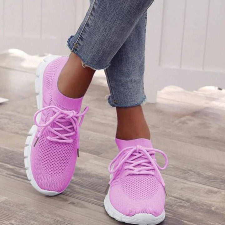 Vrouw draagt KellysSneaks dames sneakers, comfortabel en stijlvol voor een actieve dag.