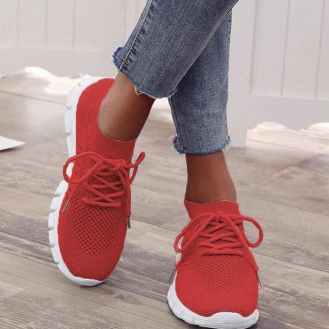 KellysSneaks dames sneakers: gedetailleerd shot toont comfort en stijlvolle afwerking van de schoen.