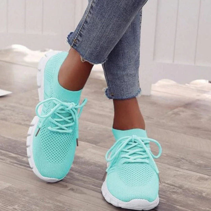 Zijaanzicht KellysSneaks dames sneakers. Deze casual en modieuze schoenen bieden ultiem comfort.