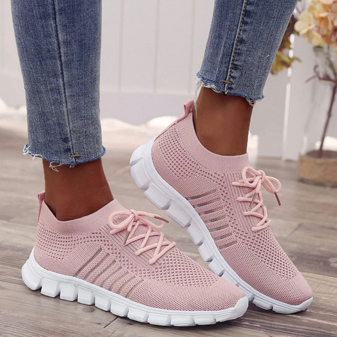 Een paar KellysSneaks dames sneakers, ideaal voor een casual of modieuze dagelijkse look.