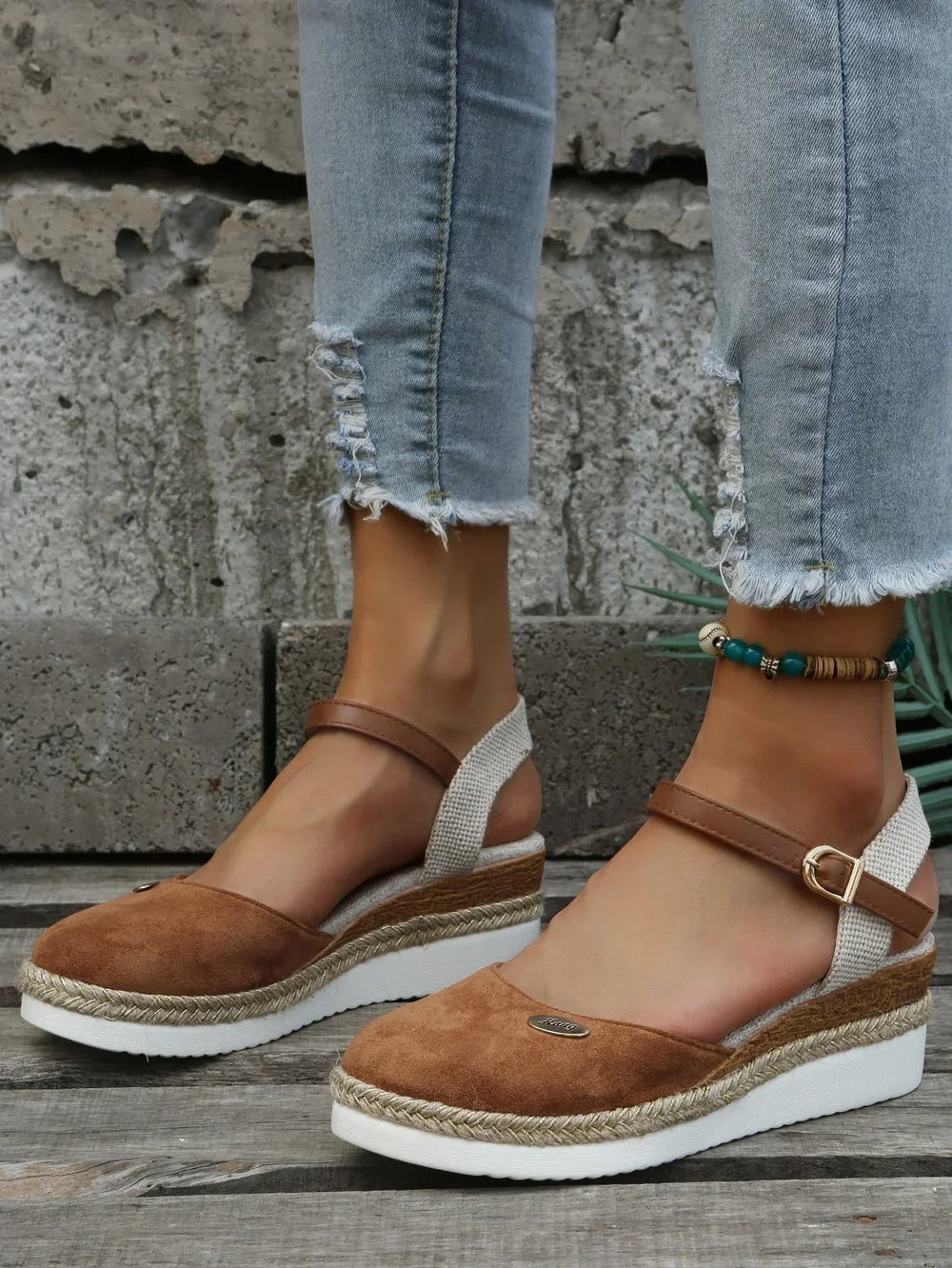 Bruine dames espadrilles van Sofia, platte zomerschoenen voor comfort en een elegante look.