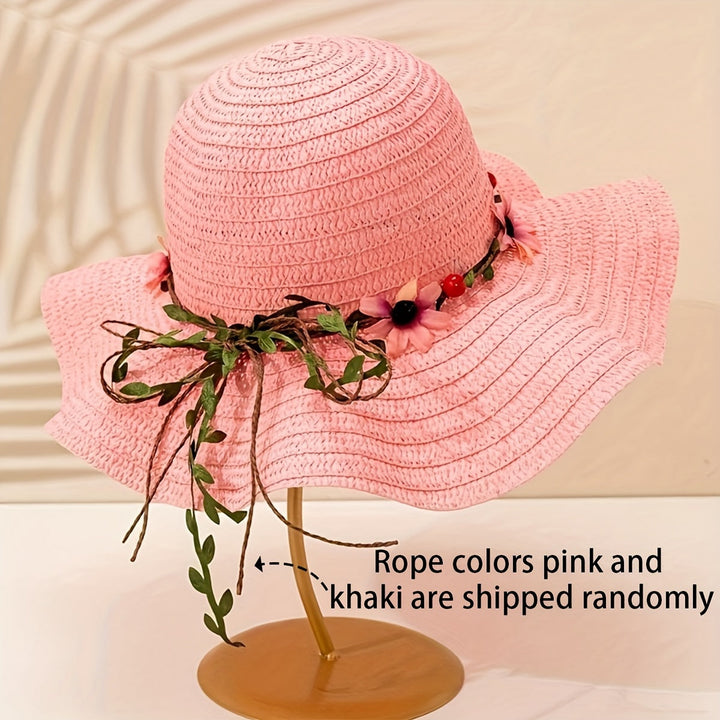 Natuurlijke dames zomerhoed van stro met bloem- & fruitdetails; comfortabel en stijlvol.