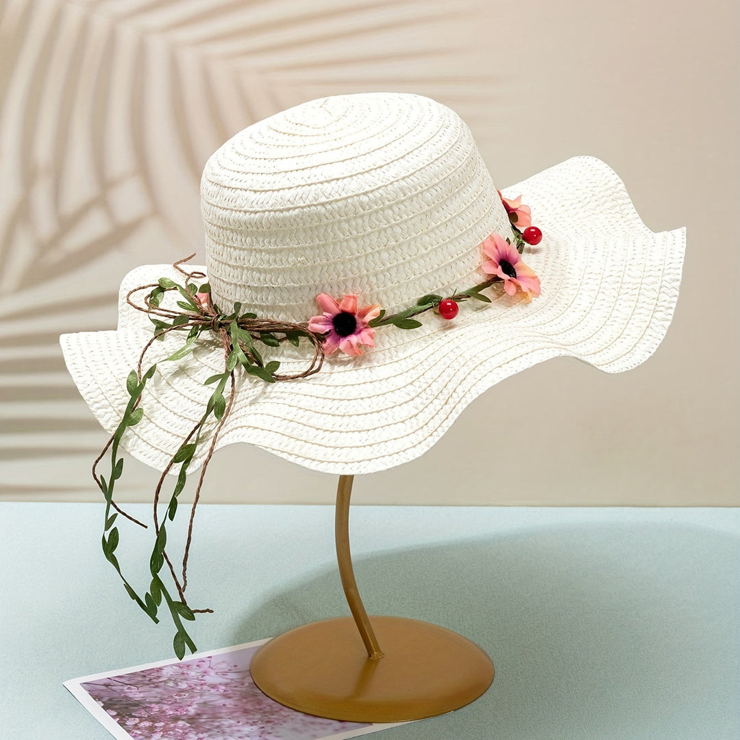 Trendy dames strohoed met sprankelende bloemen en fruit; perfecte zonbescherming op vakantie.