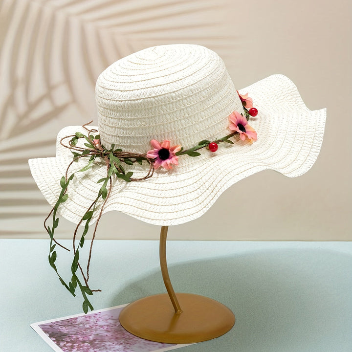 Trendy dames strohoed met sprankelende bloemen en fruit; perfecte zonbescherming op vakantie.