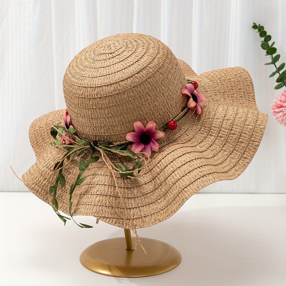 Elegante dames zomerhoed van stro, versierd met kleurrijke bloemen en fruit voor de zon.