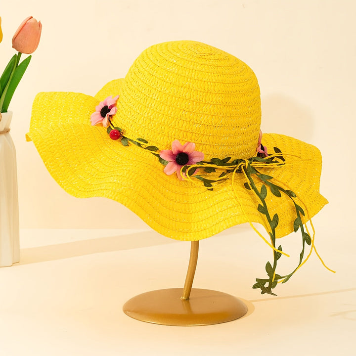 Damesmode statement: strohoed met bloemen en fruitdetails 'Solène'; jouw ultieme zomeraccessoire.