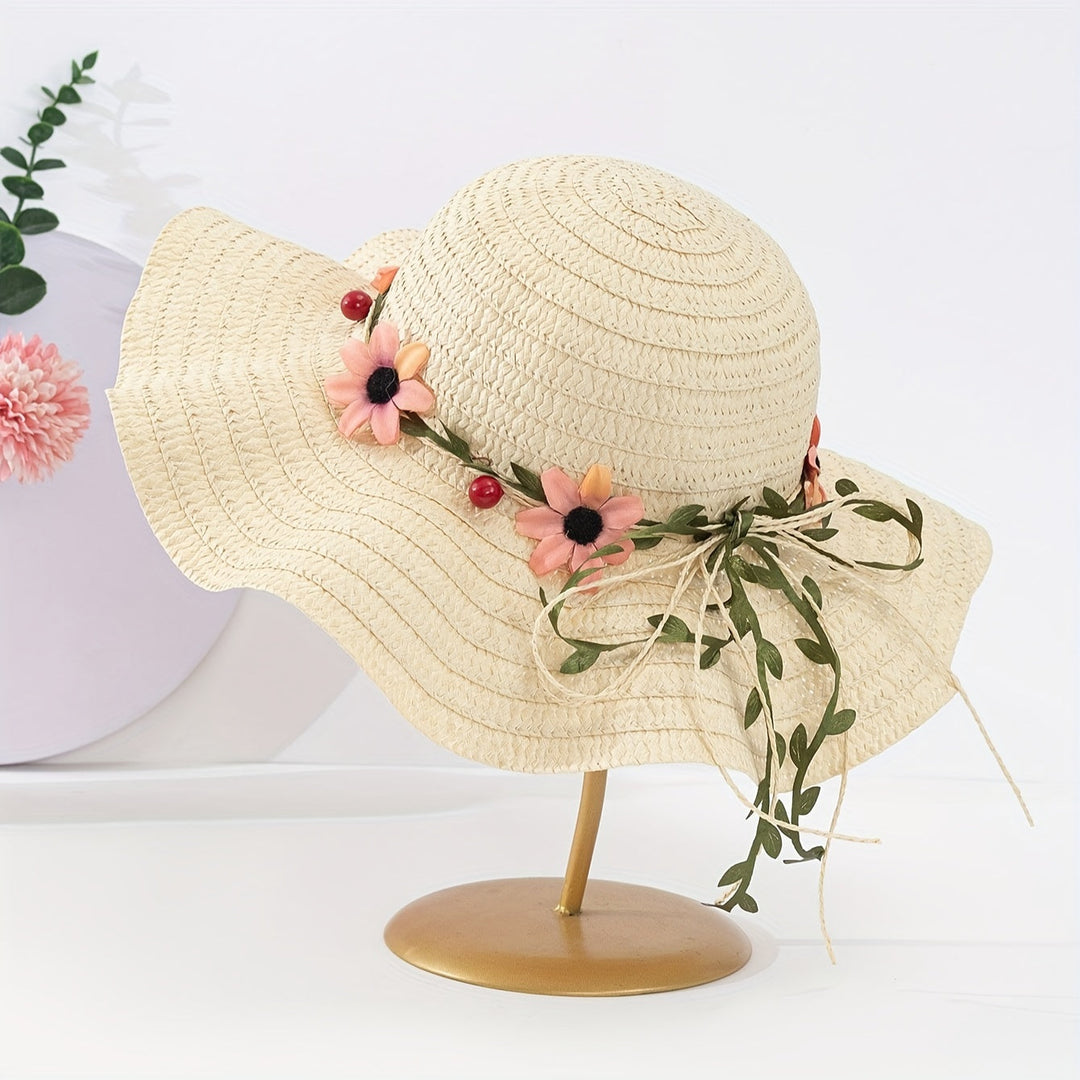 Dames strohoed met bloemen en fruit voor een frisse, zomerse look; perfecte damesmode accessoire.
