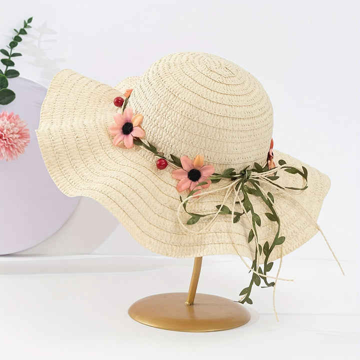 Dames strohoed met bloemen en fruit voor een frisse, zomerse look; perfecte damesmode accessoire.