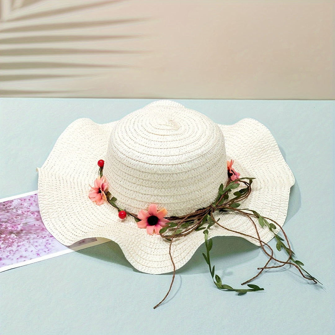 Zomerse dames strohoed met handgemaakte bloemen en fruitaccenten; ideaal voor zonnige dagen.
