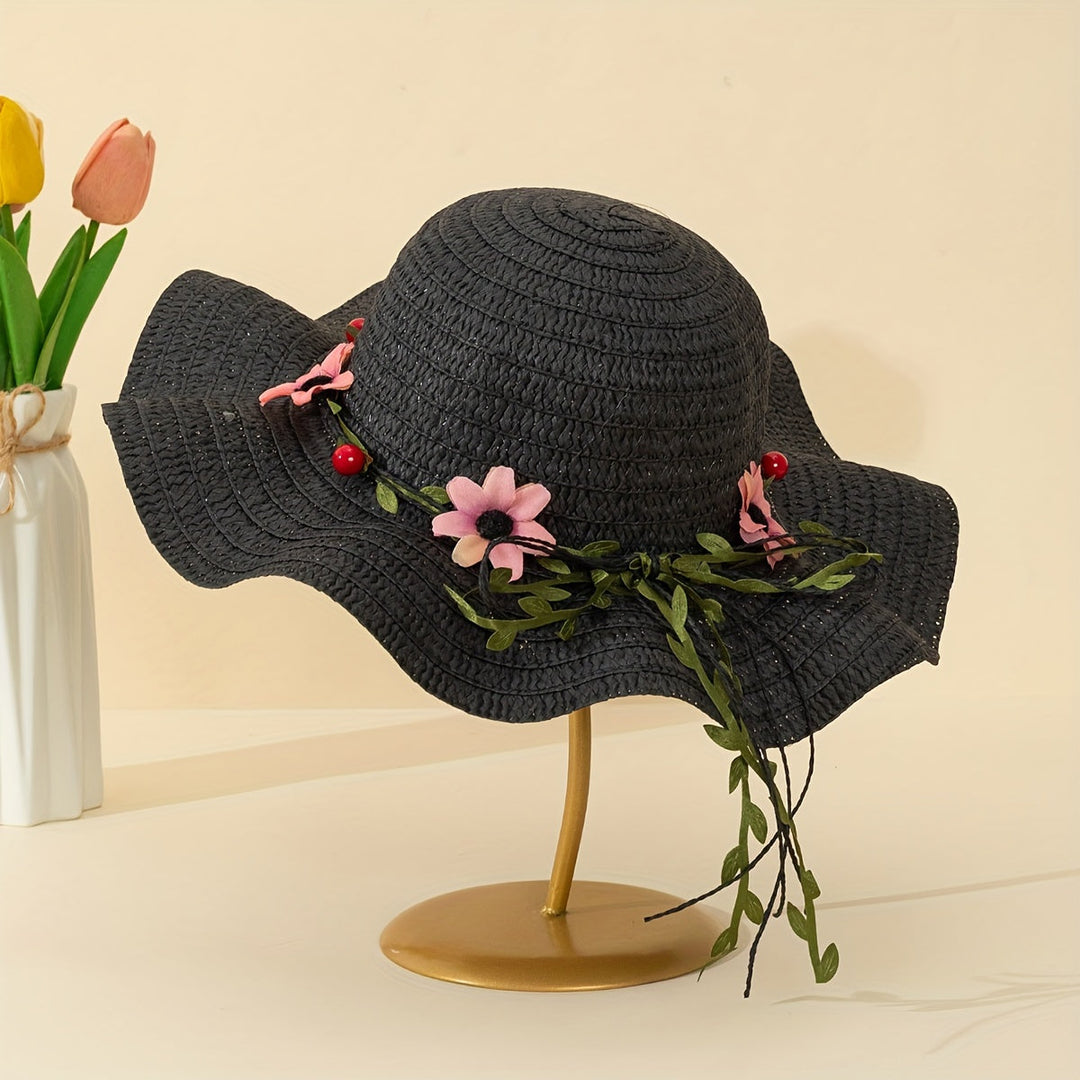 Lichtgewicht dames strohoed met vrolijke bloemen en fruit; perfect voor strand of terras.
