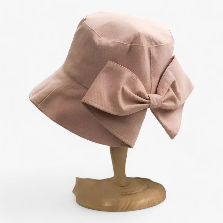 Zomerse dames bucket hat Solaro, gemaakt van ademend katoen, essentieel voor UV bescherming op strand.