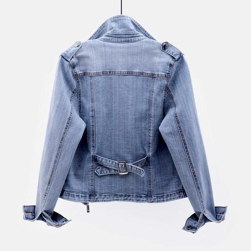 Model draagt stijlvolle dames spijkerjas van denim. Casual bovenkleding, ideaal voor de modebewuste vrouw.