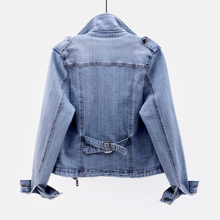 Model draagt stijlvolle dames spijkerjas van denim. Casual bovenkleding, ideaal voor de modebewuste vrouw.