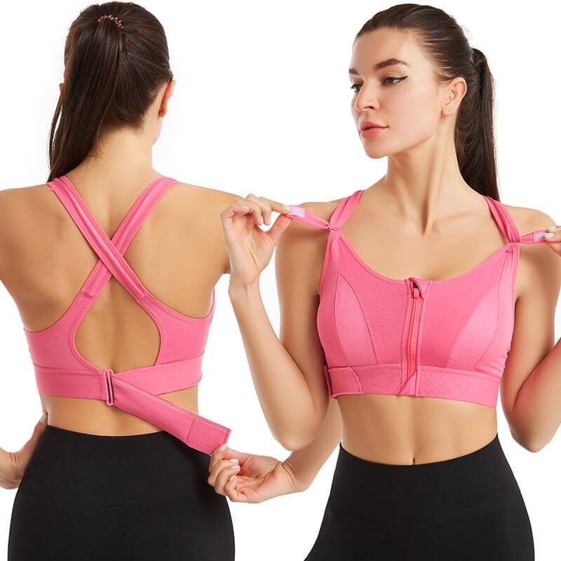 Vrouw draagt sportbeha met rits vooraan tijdens fitness; perfecte hardloop beha met sterke ondersteuning.