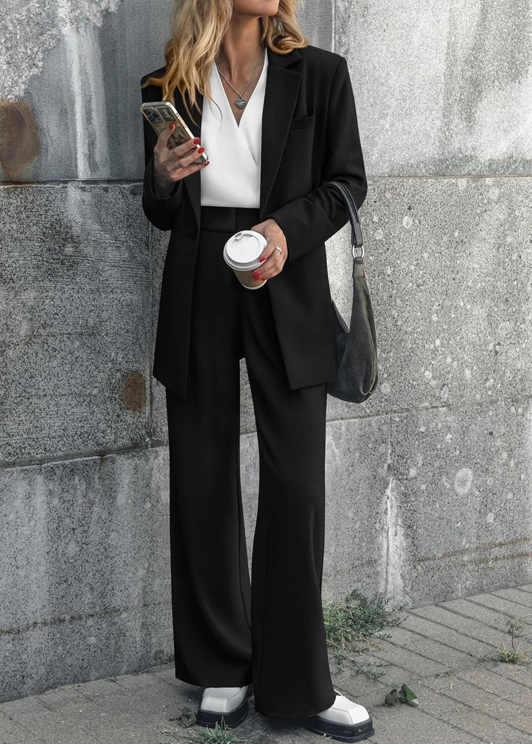 Zakelijke dames set: strakke blazer en pantalon, perfect voor een krachtige, elegante look.