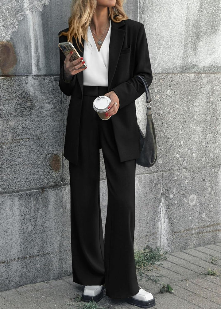 Zakelijke dames set: strakke blazer en pantalon, perfect voor een krachtige, elegante look.