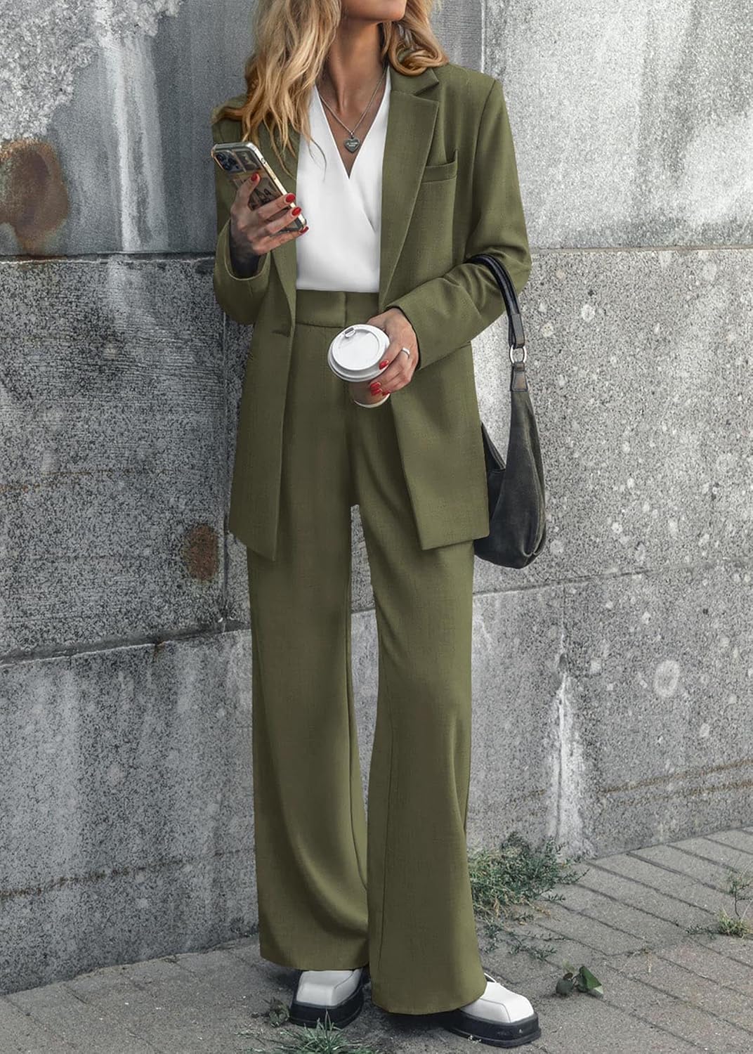 Twee-delige dames outfit: elegante blazer en comfortabele pantalon. Stijlvol en veelzijdig.