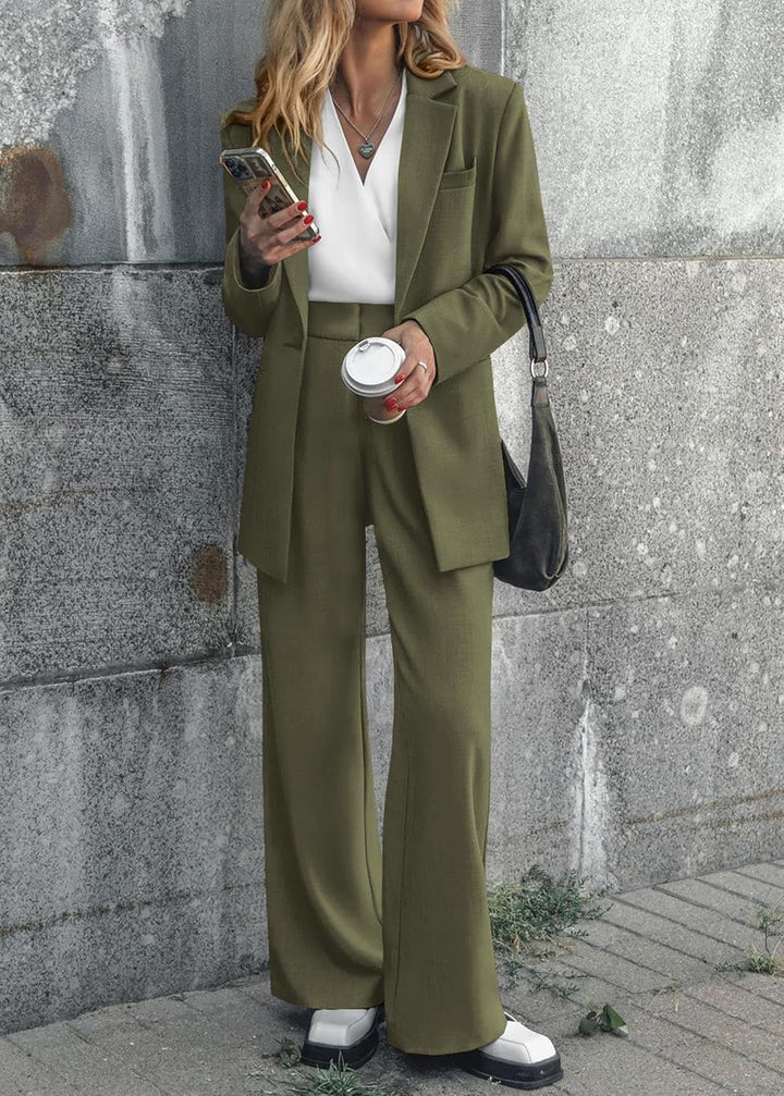 Twee-delige dames outfit: elegante blazer en comfortabele pantalon. Stijlvol en veelzijdig.