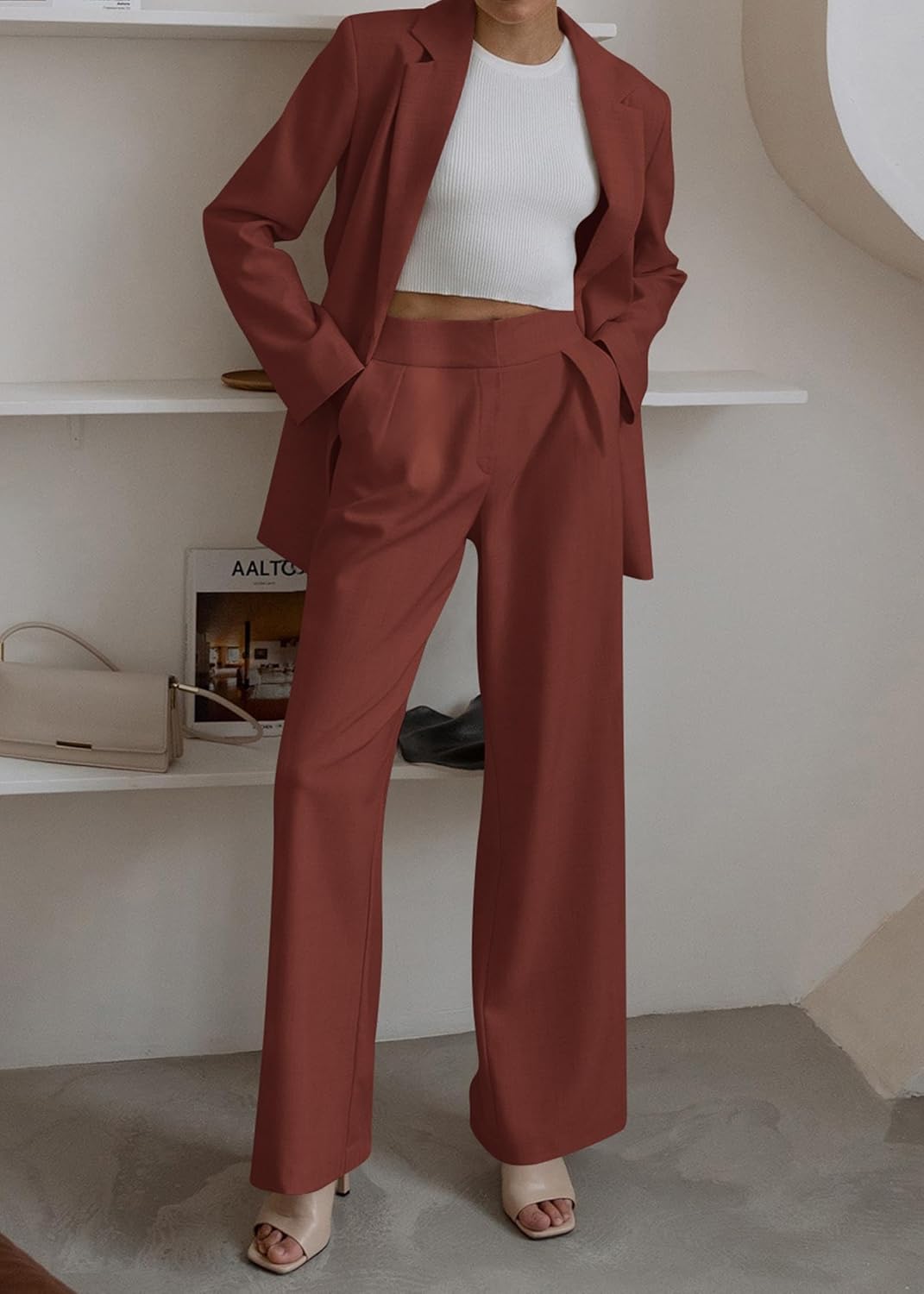 Dames zakelijke kleding: blazer en pantalon set, straalt professionaliteit en stijl uit.