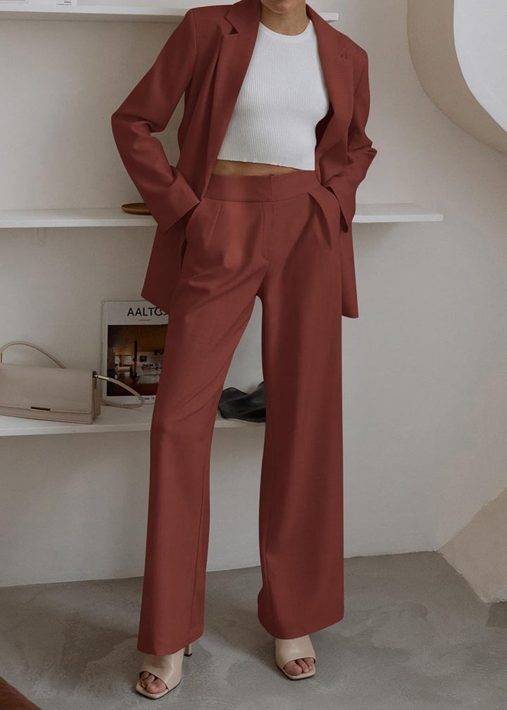 Dames zakelijke kleding: blazer en pantalon set, straalt professionaliteit en stijl uit.