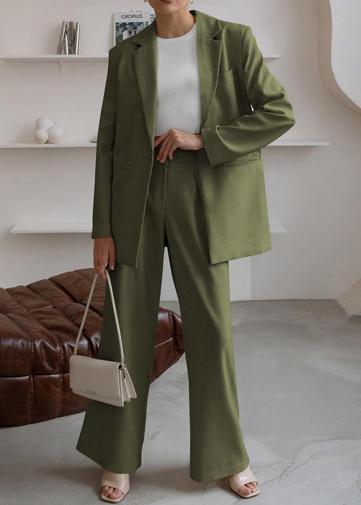 Modieuze dames set met blazer en pantalon, ideaal voor een zakelijke of chique casual gelegenheid.