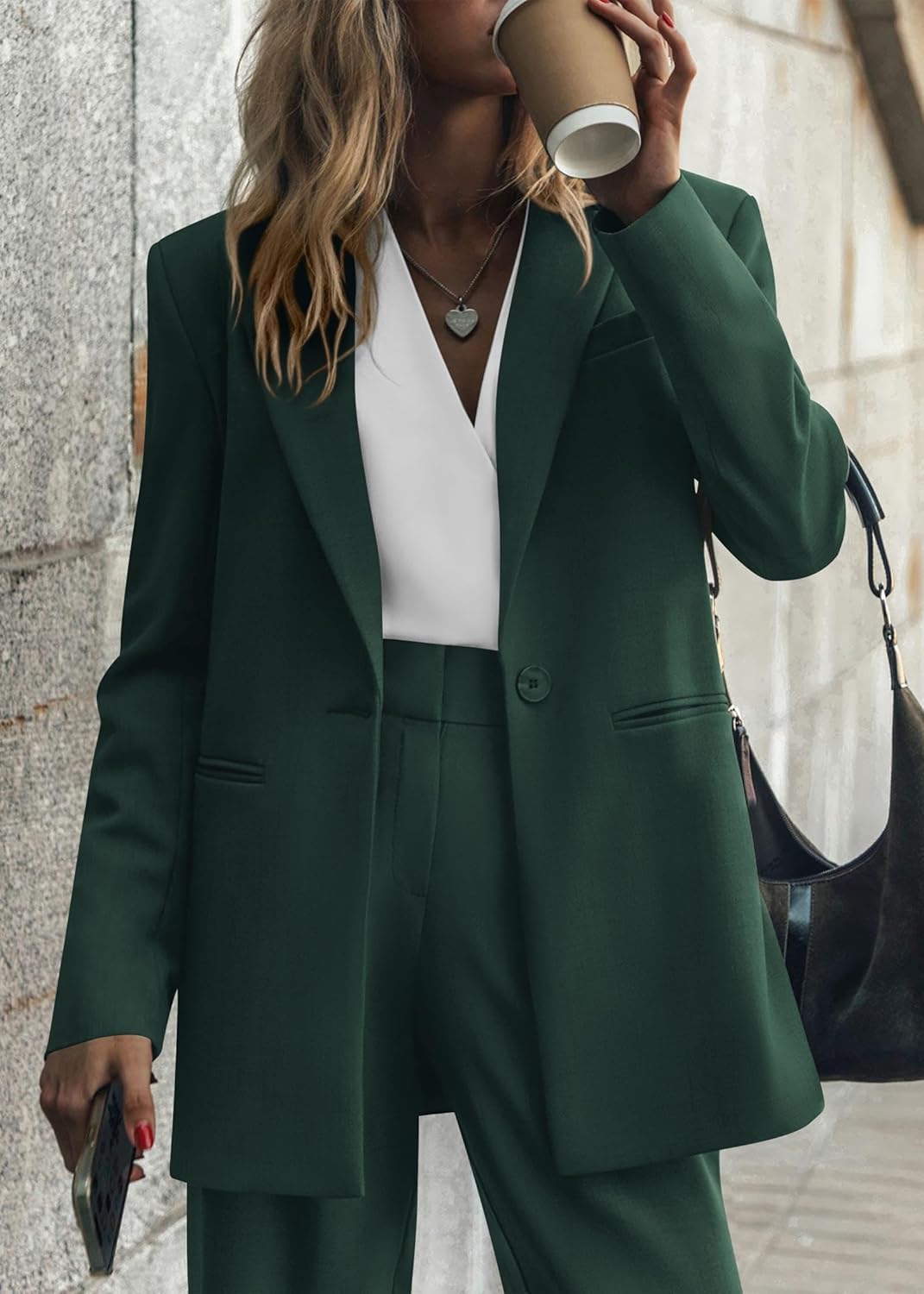 Dames stijlvolle outfit: blazer en pantalon, ideaal voor een elegante en zakelijke verschijning.