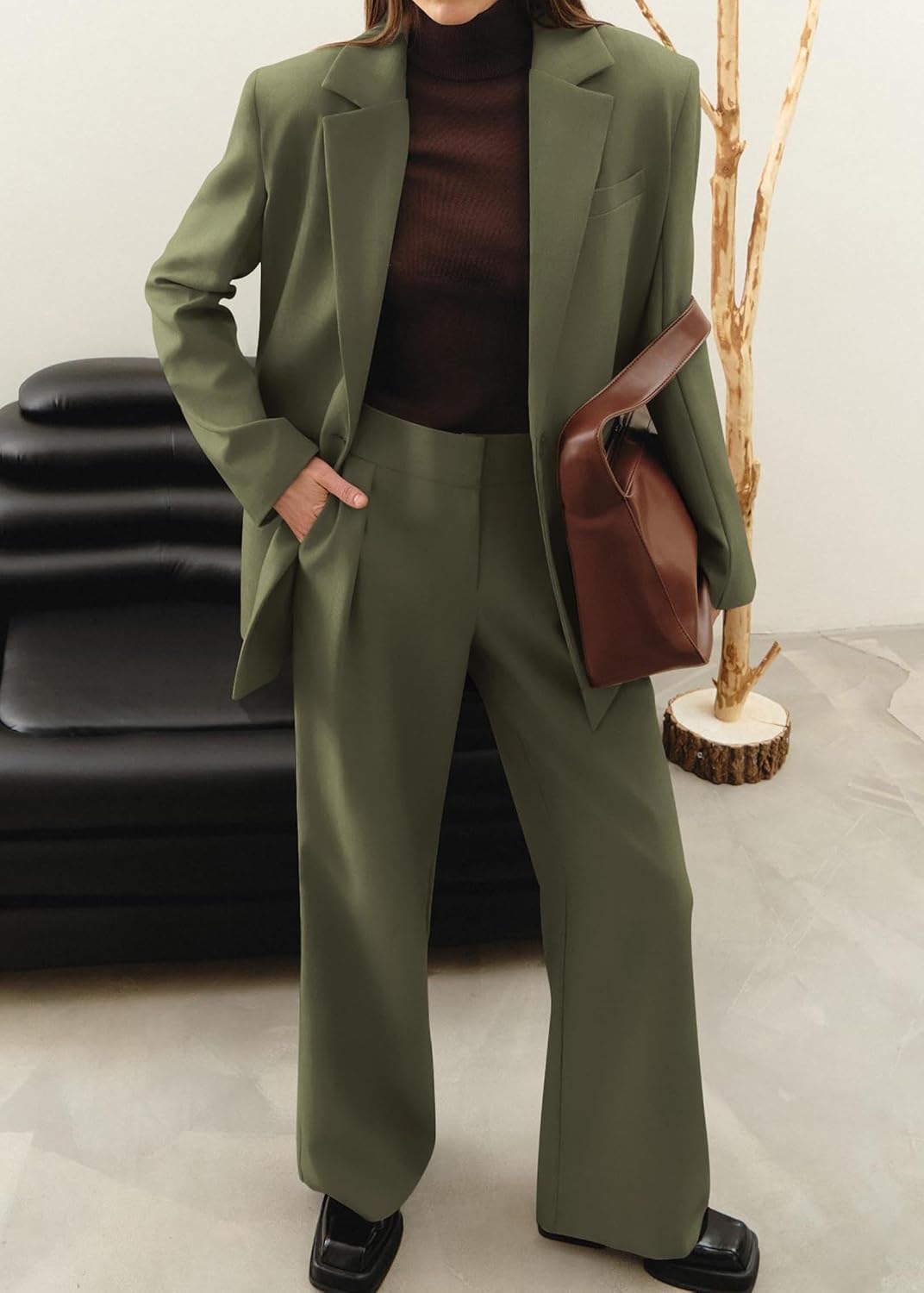 Dames outfit: tweedelige blazer en pantalon set, perfect voor een elegante en comfortabele look.