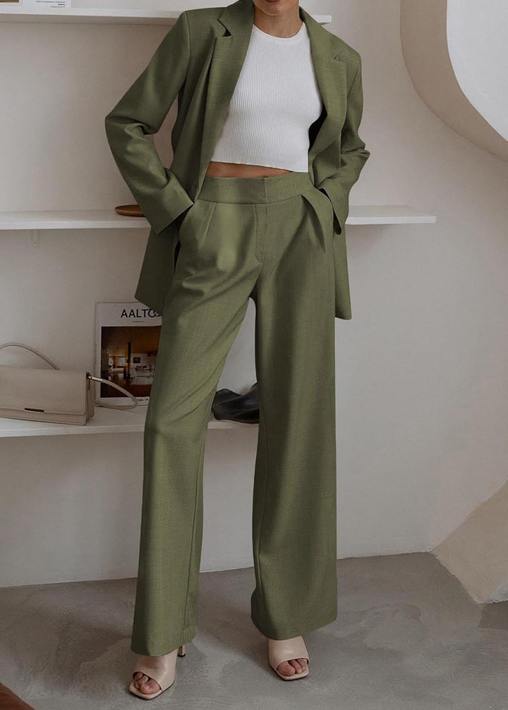 Moderne dames mode: stijlvolle blazer en pantalon set, veelzijdig voor werk of vrije tijd.