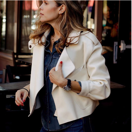 Zwarte leren damesjas, veelzijdige en comfortabele mode-item. Ideaal voor herfst en winter.