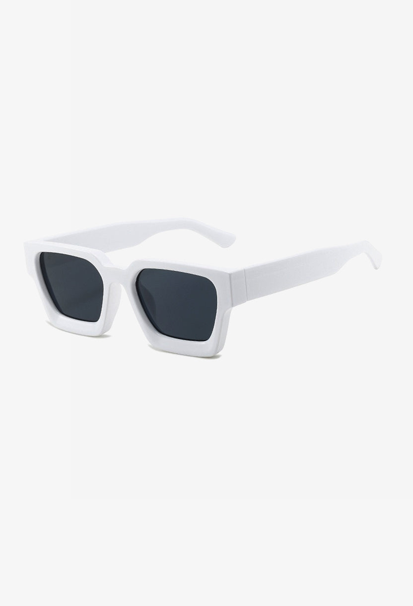 Zomerse elegantie: Selis dames zonnebril met modern design en 100% UV-bescherming. Een stijlvolle keuze.