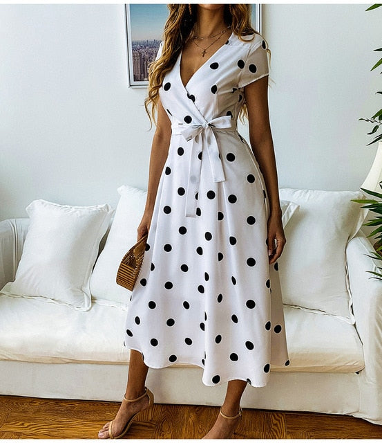 Elegante en vrolijke dames stippenjurk Juna, perfect voor zomerse evenementen en dagelijks gebruik.