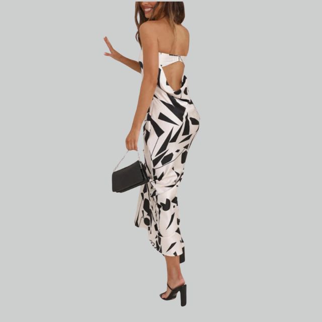Stijlvolle jade strapless maxi-jurk met flowy pasvorm, perfect als elegante zomer- of strandjurk.