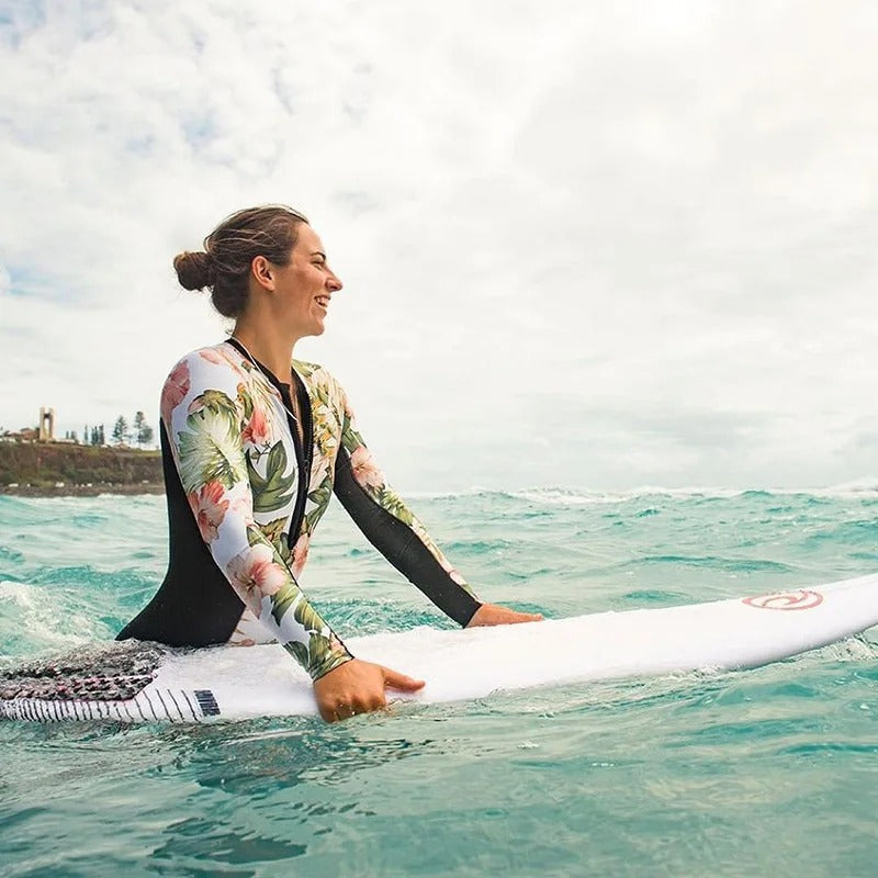 Trendy dames surfpak bodysuit. Kleurrijke zwemkleding voor watersport, stijlvolle strandmode voor de zomer.