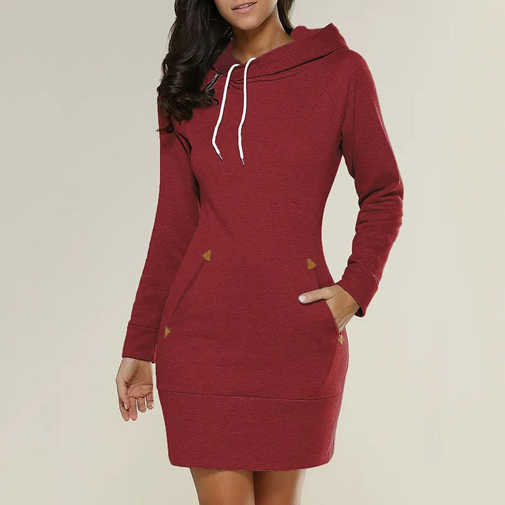 Warme dames jurk met capuchon en zakken. Lange mouwen, perfect als winterjurk of herfstmode item.
